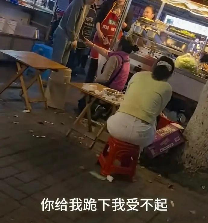 摊主因借给学生手机被家长逼到下跪 重庆一名高三女生，平日里经常光顾学校门口的麻辣