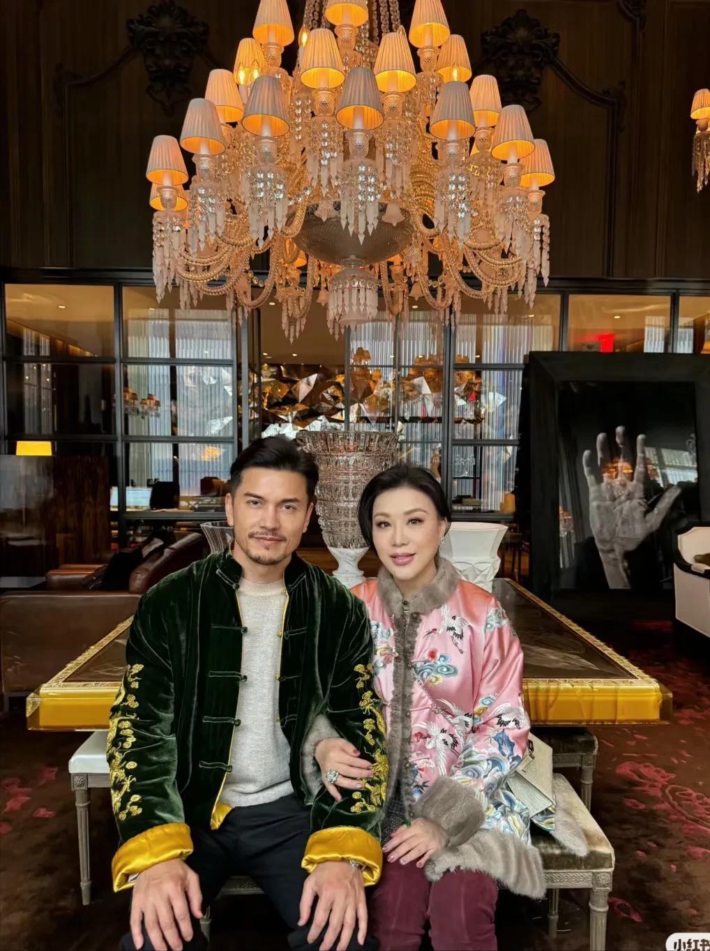 68岁吕良伟和53岁老婆杨小娟新年晒同框合影！夫妻恩爱，幸福温馨甜如蜜~

吕良