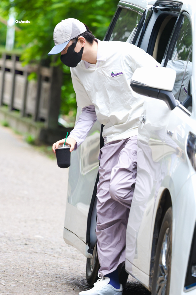 丁禹兮司宫令今日上班路透，清爽的男大 