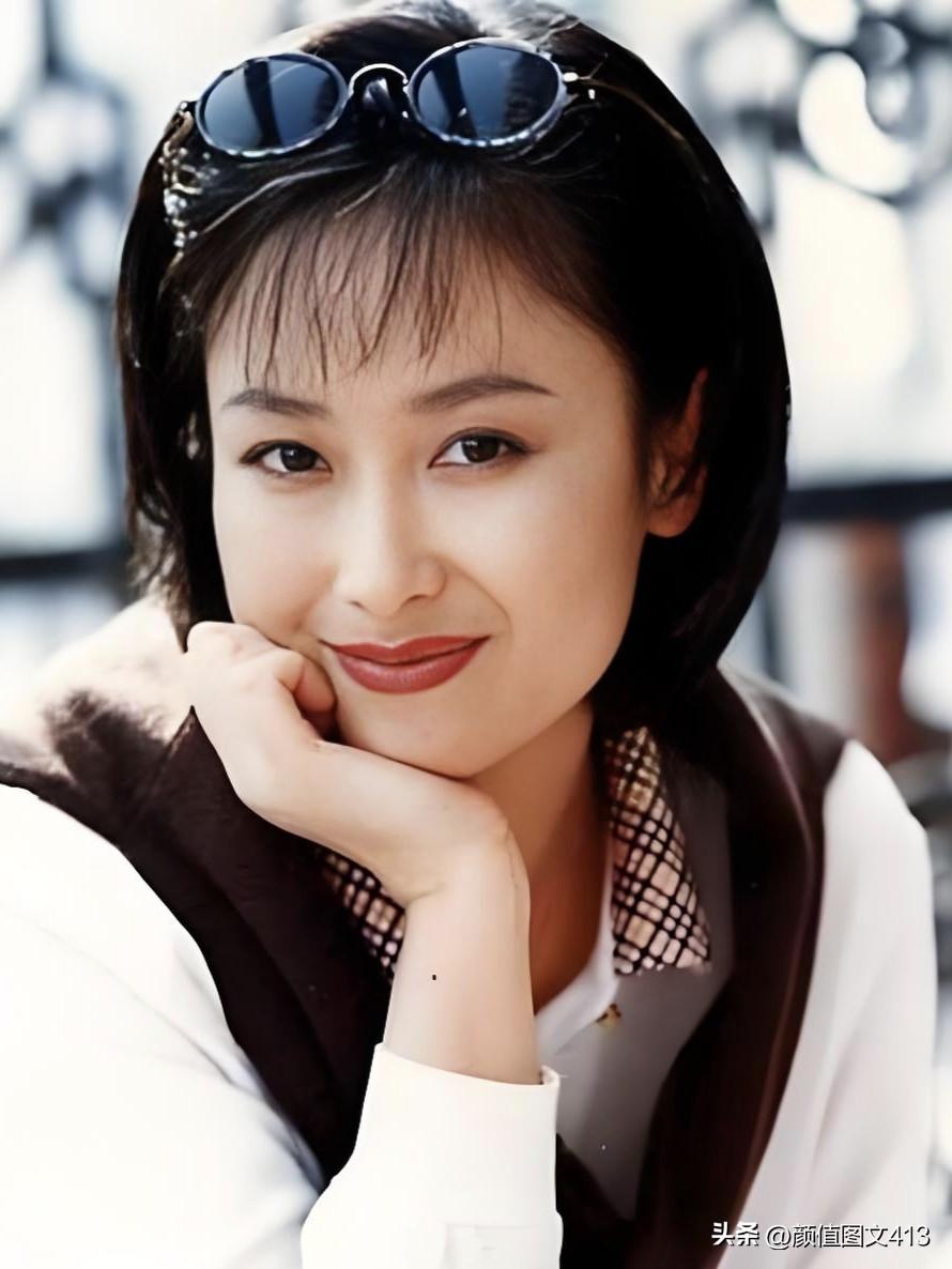 左翎，90年代荧屏女神，气质清冷如兰。她演绎的《情满珠江》温婉坚韧，眉眼间藏着南