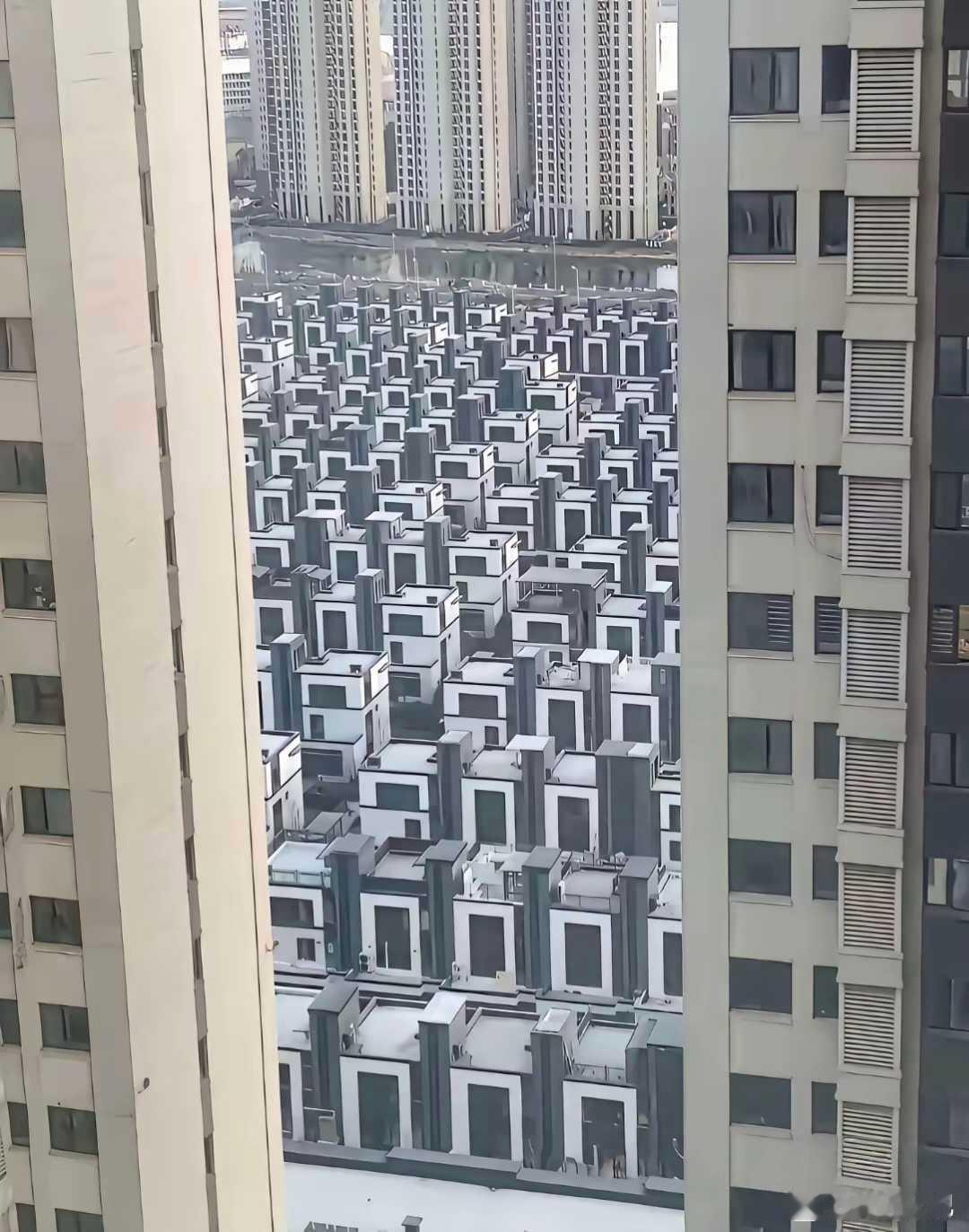 第一眼看上去以为是公墓，再细看，原来是别墅。