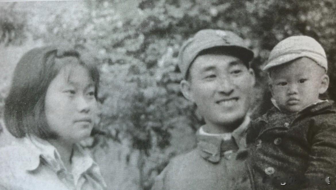 1944年秋，左齐所在的359旅准备执行“南下”任务，开辟抗日根据地。临行前，他