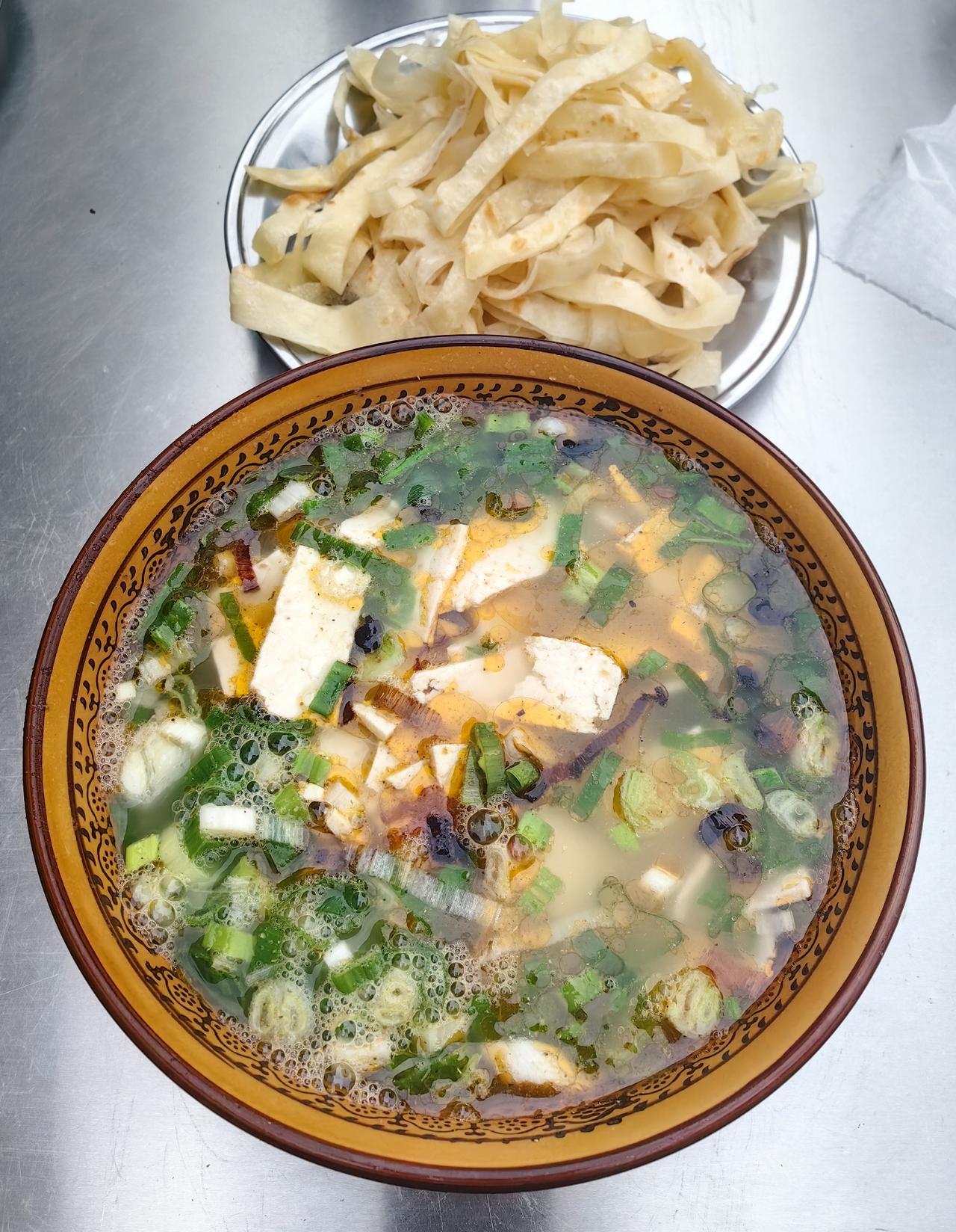 家乡的早餐简直是太丰富了！光是汤类就让人挑花眼，羊肉汤浓郁醇厚，牛肉汤鲜香滋补，