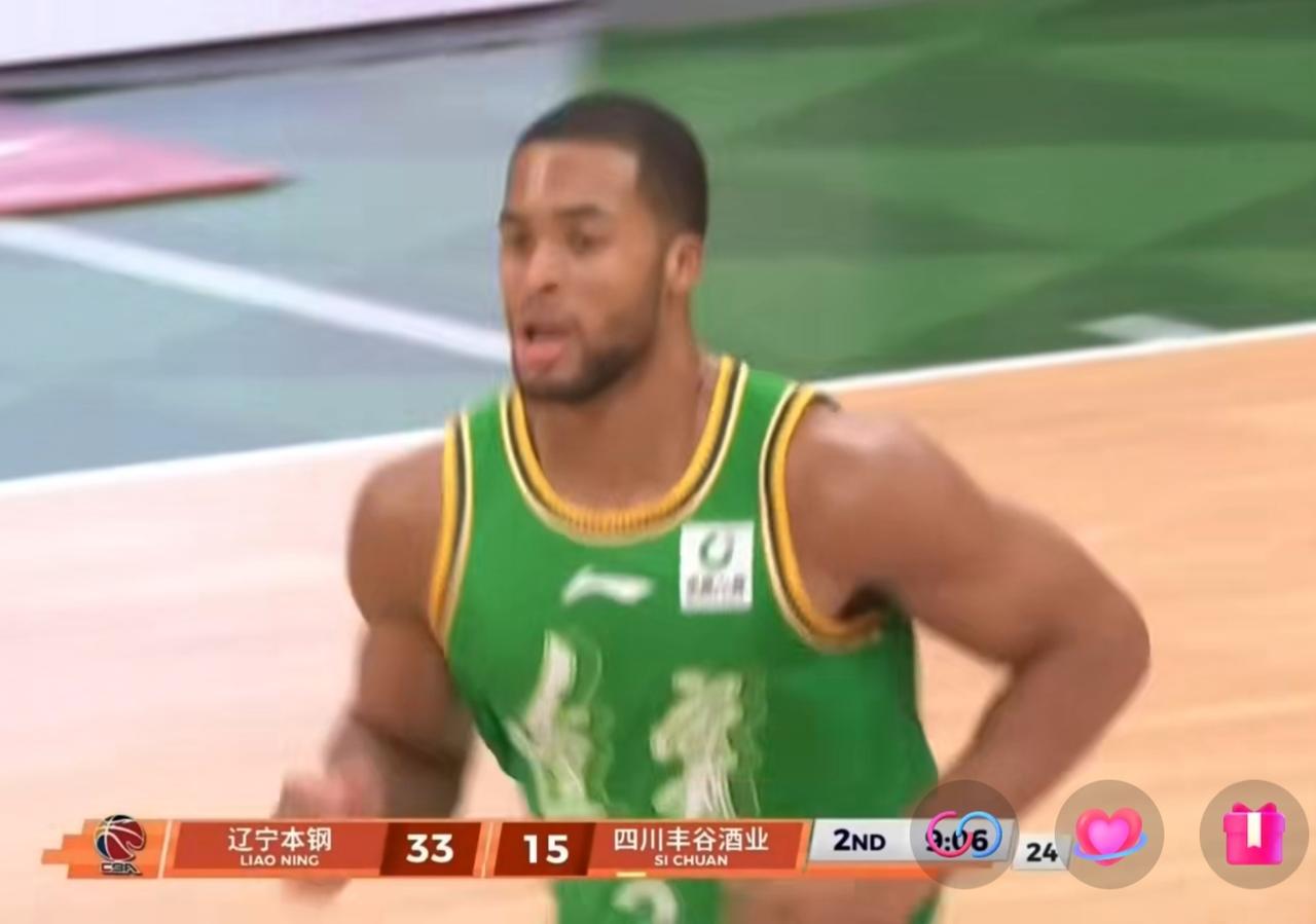 CBA辽宁与四川的上半场刚刚结束，辽宁51：35大比分领先，本场的焦点就是辽宁的