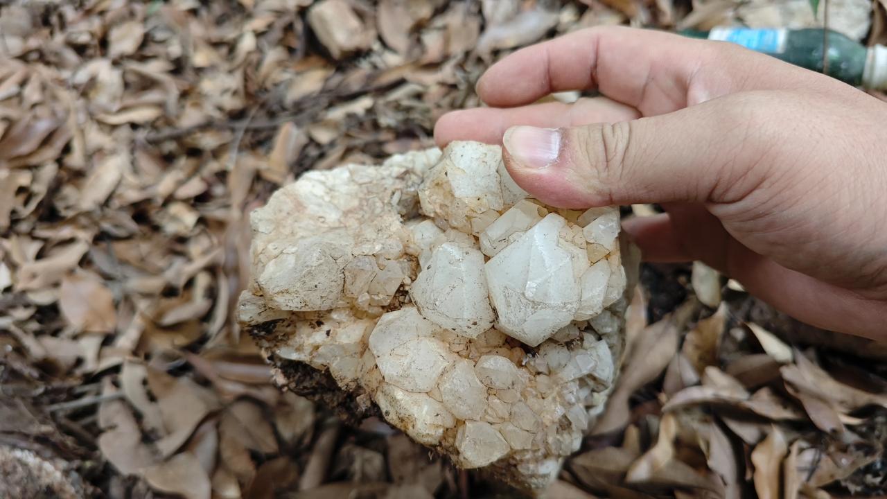 想不到吧？原来广州也有水晶。而且，广州有水晶的地方还很多。

最近看到有人在萝岗