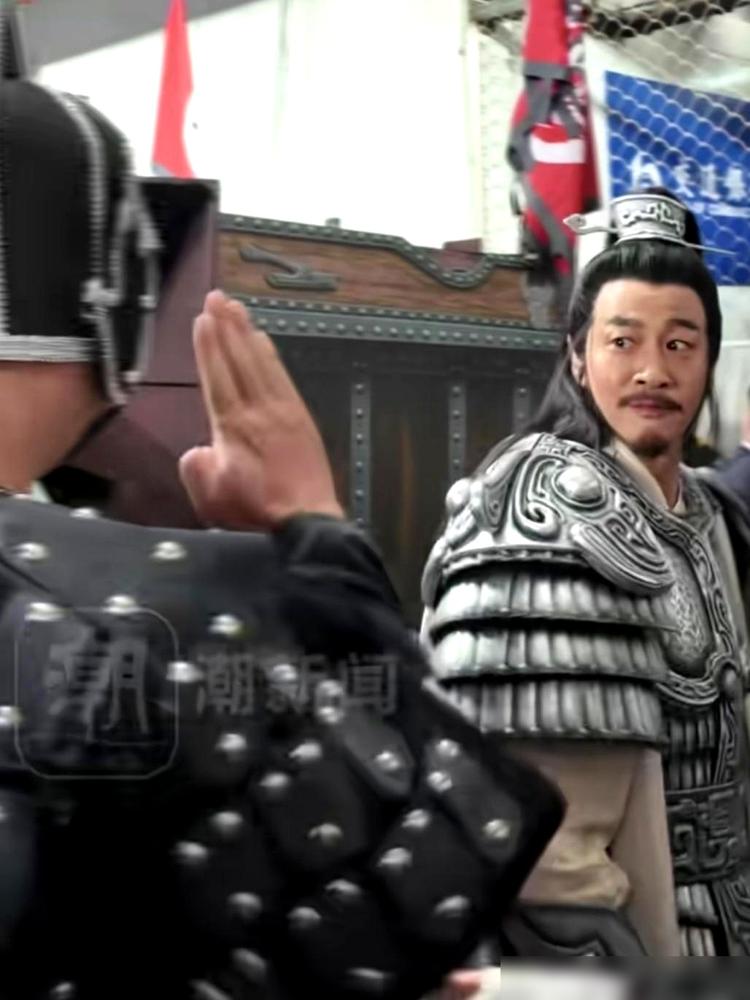 何润东给他递机会，那小演员嘴张了半天，一个字没出来，几十万人的围观就这么错过了。