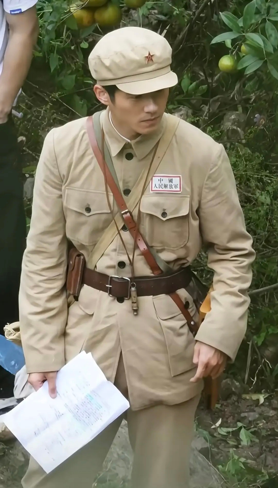 刘昊然得闲谨制客串路拍图，太板正了 