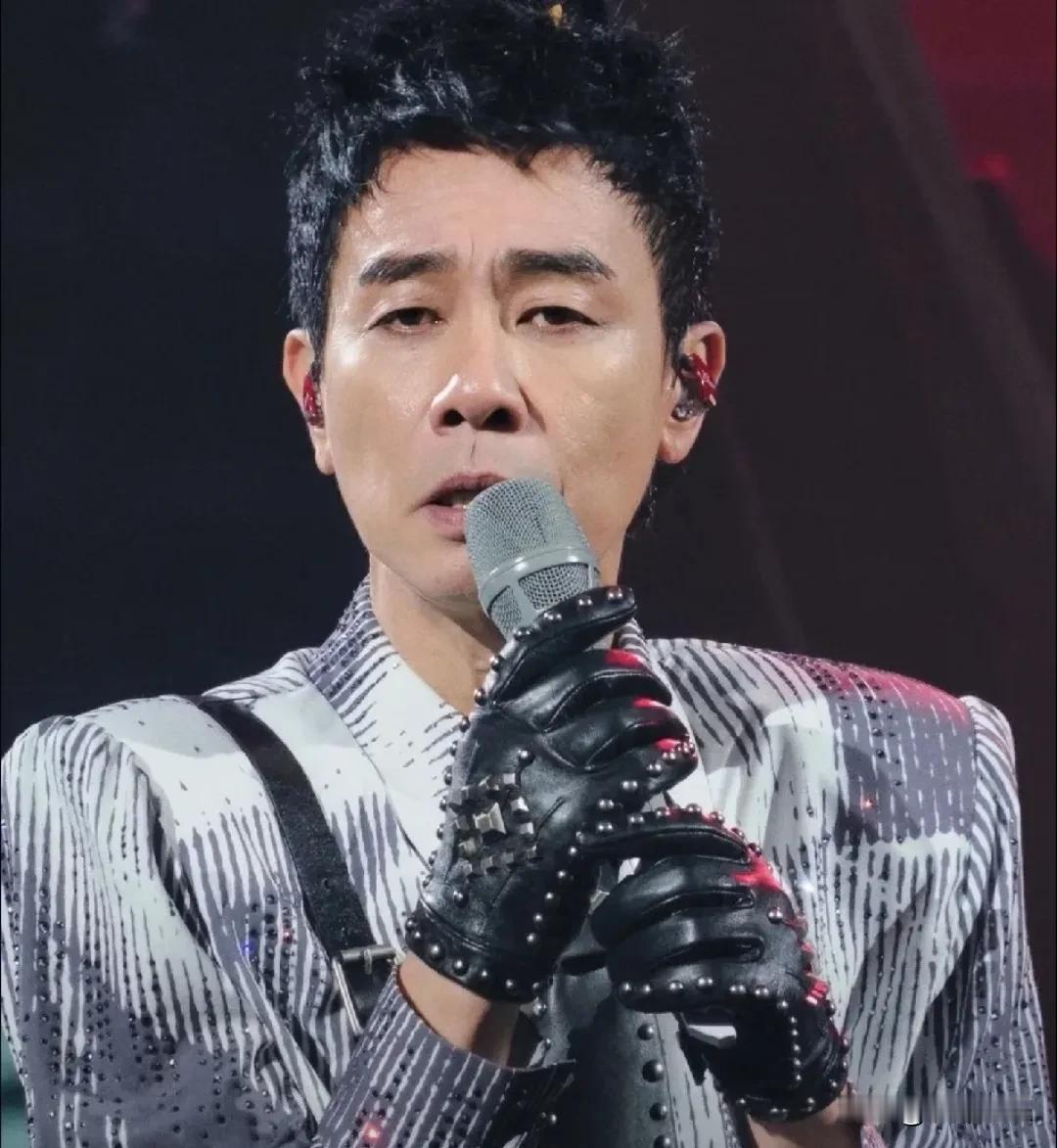 59岁陈小春，真诚发言回应！

6月22号，陈小春又冲上热搜了。
这次不是因为什