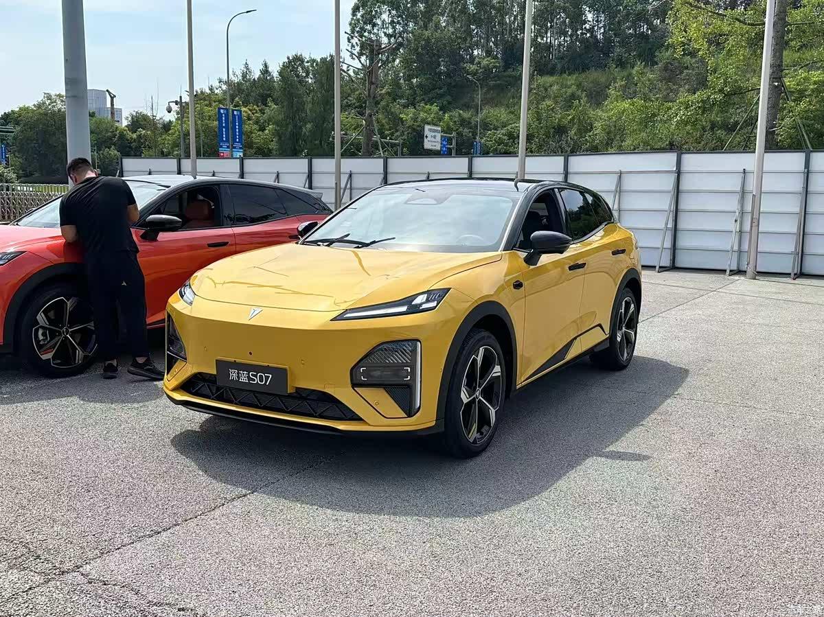 🔥2025成都车展抢先实拍｜深蓝S07新款首发，颜值配置双升级！
在今年的成都