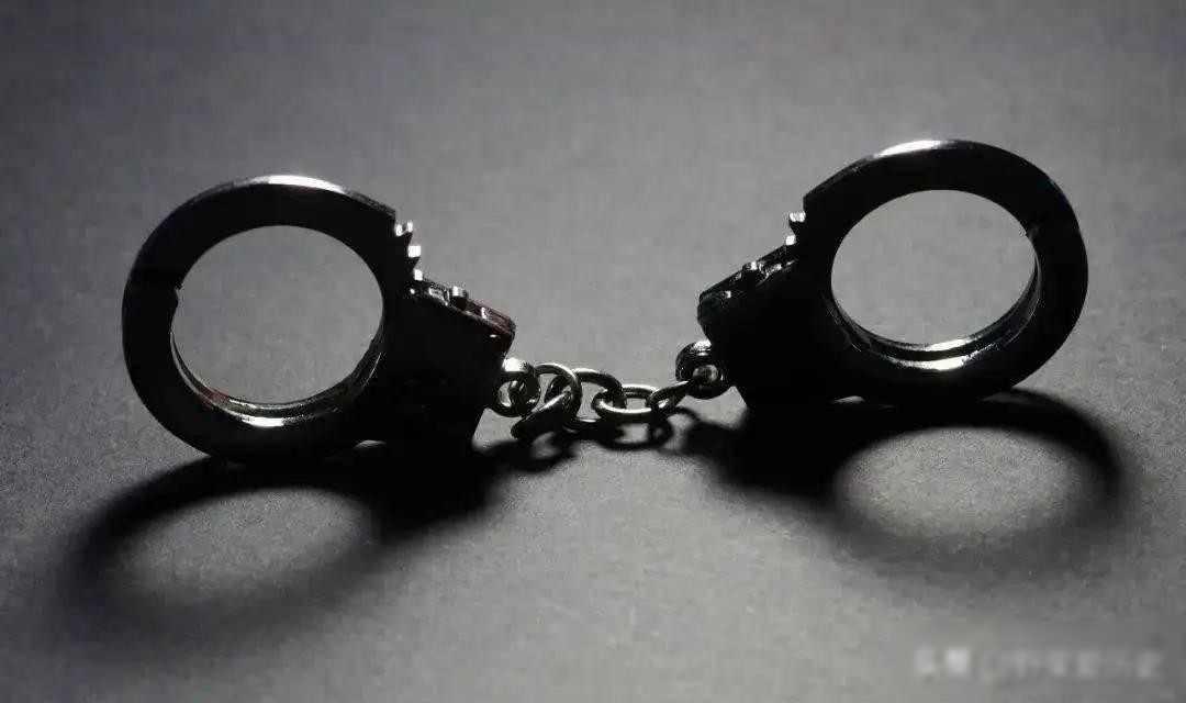 1994年10月29日晚，沈阳，糖尿病中医院院长孙继先趁妻子卢雅娟熟睡之际，偷偷