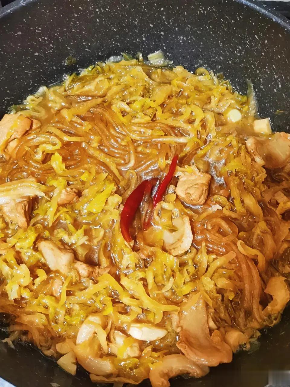 东北冬季的标志性美食——猪肉酸菜炖粉条，即使在如今经济条件改善的情况下依然是东北
