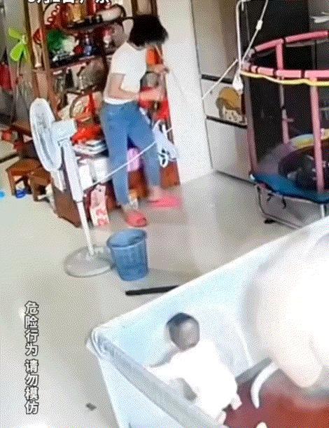 广东，一女子从冰箱冷冻室取出一瓶半结冰的可乐，因女子开盖后发现这瓶口已经结冰，她