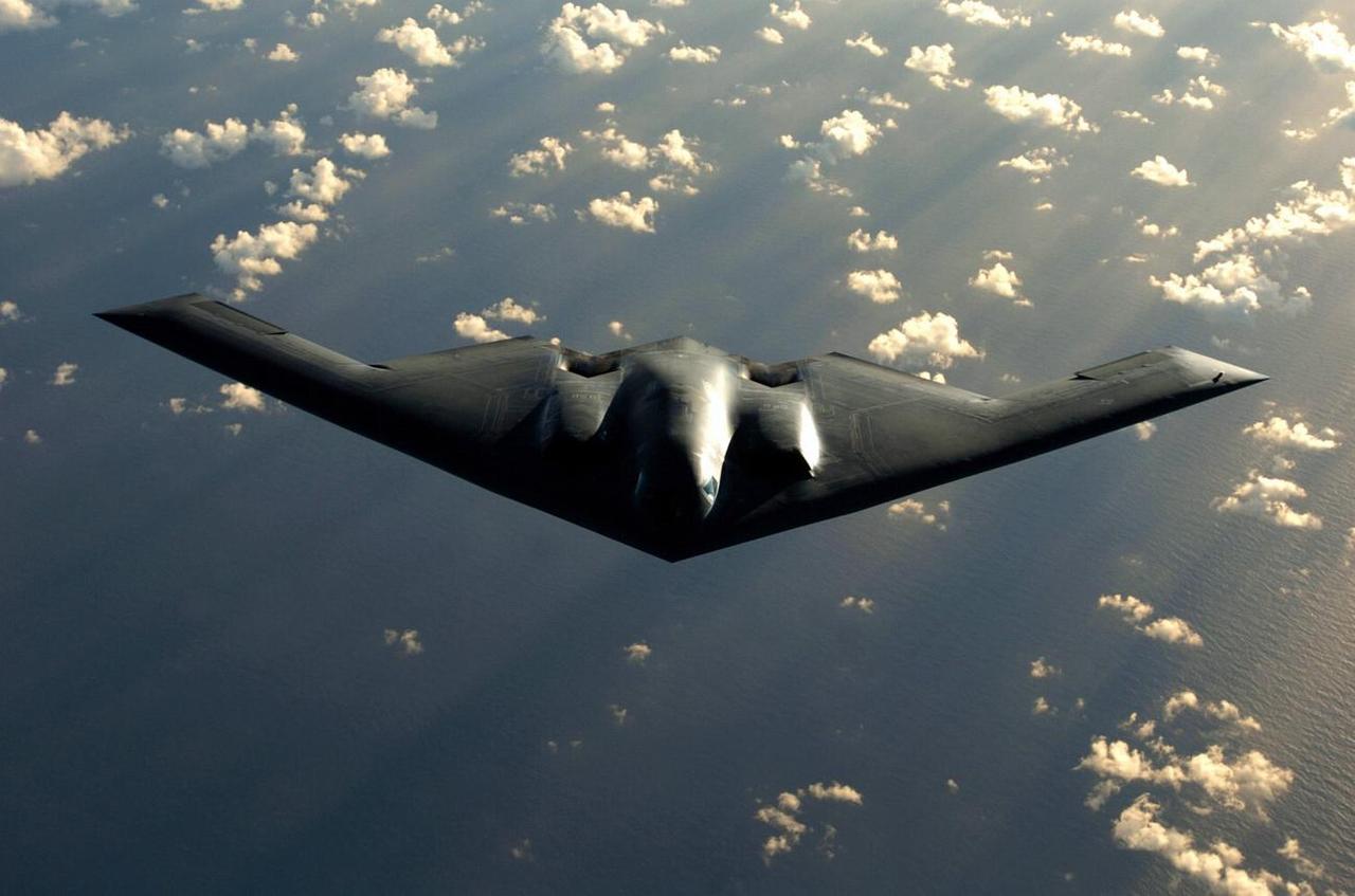 B-2轰炸机真的无敌了吗？美国最强“隐身杀手”亮剑后，为什么越来越多人发现它也有
