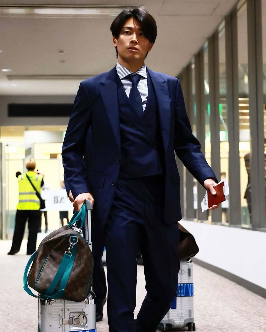 🤵 男模出征！🇯🇵 兰斯前锋中村敬斗跟随日本队飞往美加墨⚽️ 你认为他能否