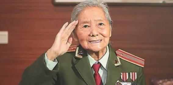 1979年，我国女翻译刘禄曾到美国访问，一美国男人不知为一直盯着她，几分钟后，男