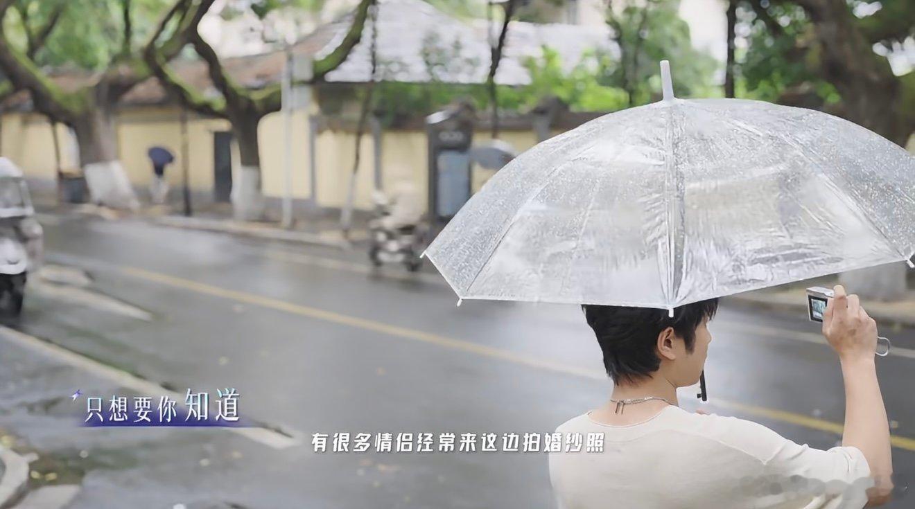 跟余佳运爱的意义打卡南京颐和路打歌2026直播一首《爱的意义》诉说温柔情愫，余佳