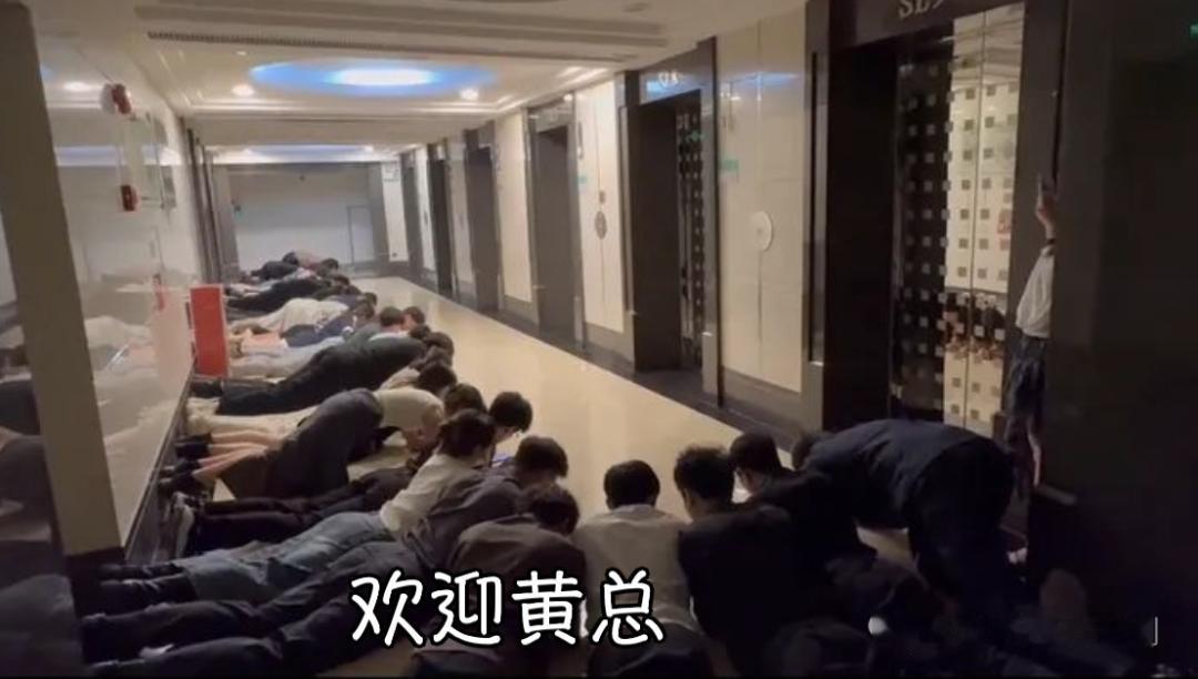 【很多人拒绝抵制优衣库！为何突然之间，人们似乎变得理智了起来？】一群人趴在地上“