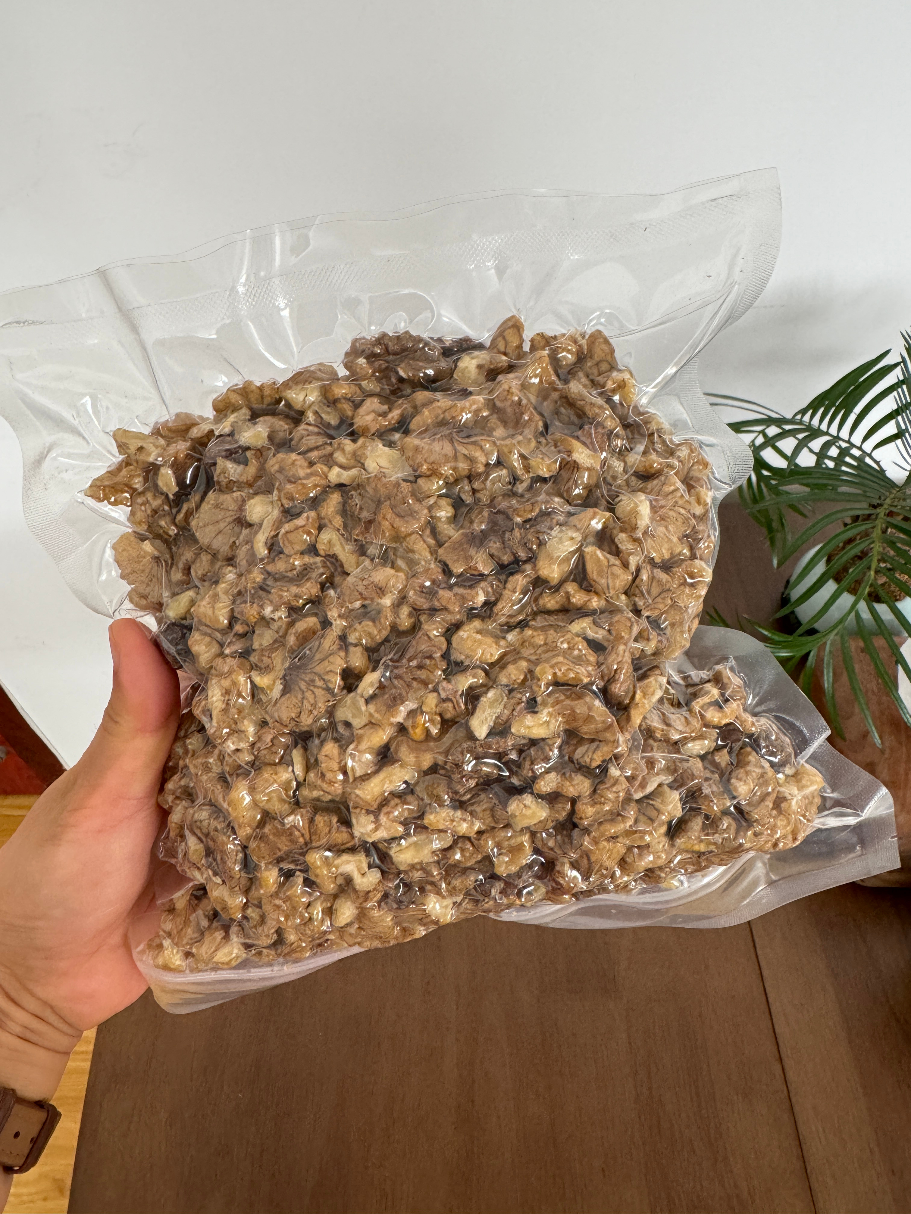 从冷库里又拿了一包核桃仁出来。你们收到核桃就这样，剥出核桃仁，分份儿，冷冻，吃上