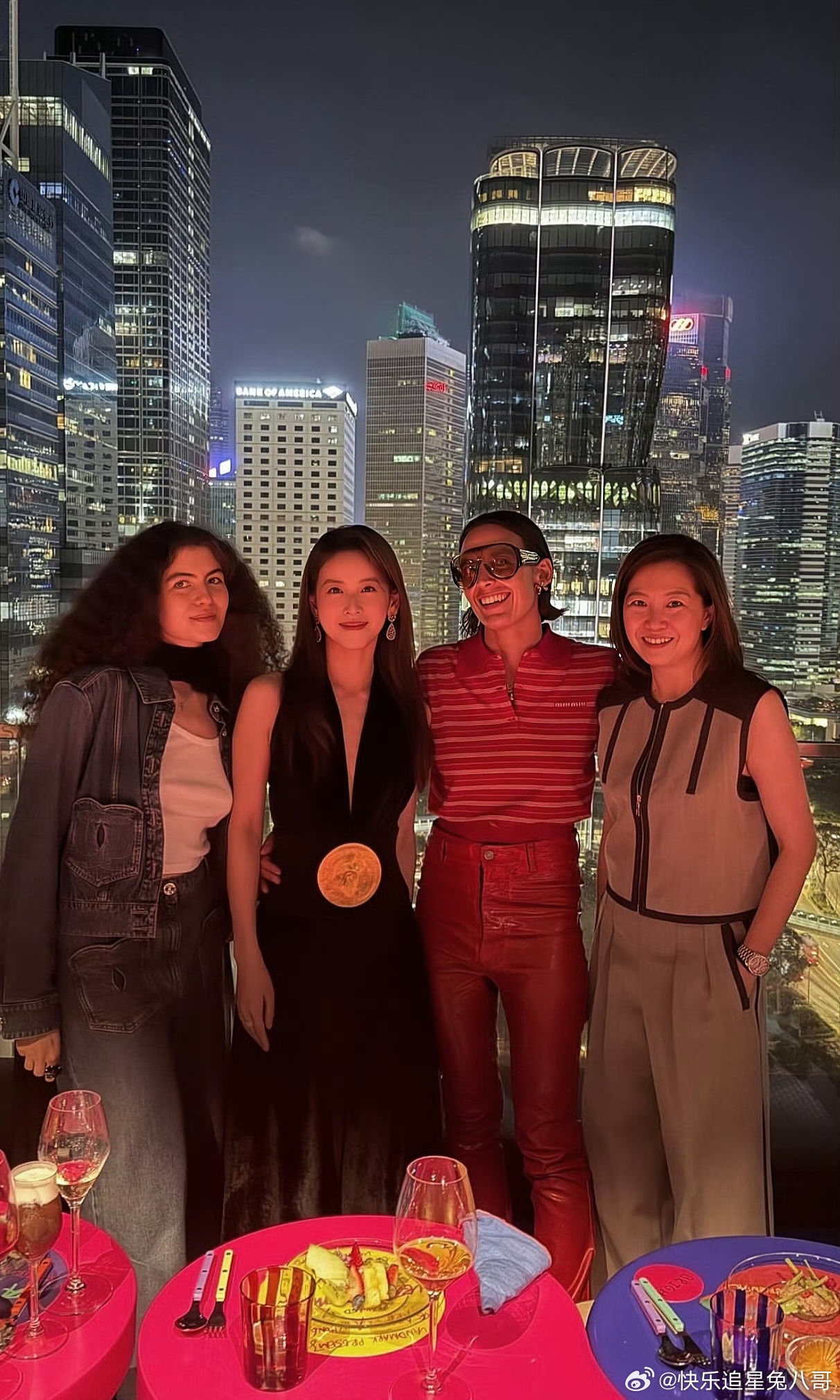 章泽天深V黑裙章泽天穿深V黑裙 章泽天深V黑裙，越来越女强人了 