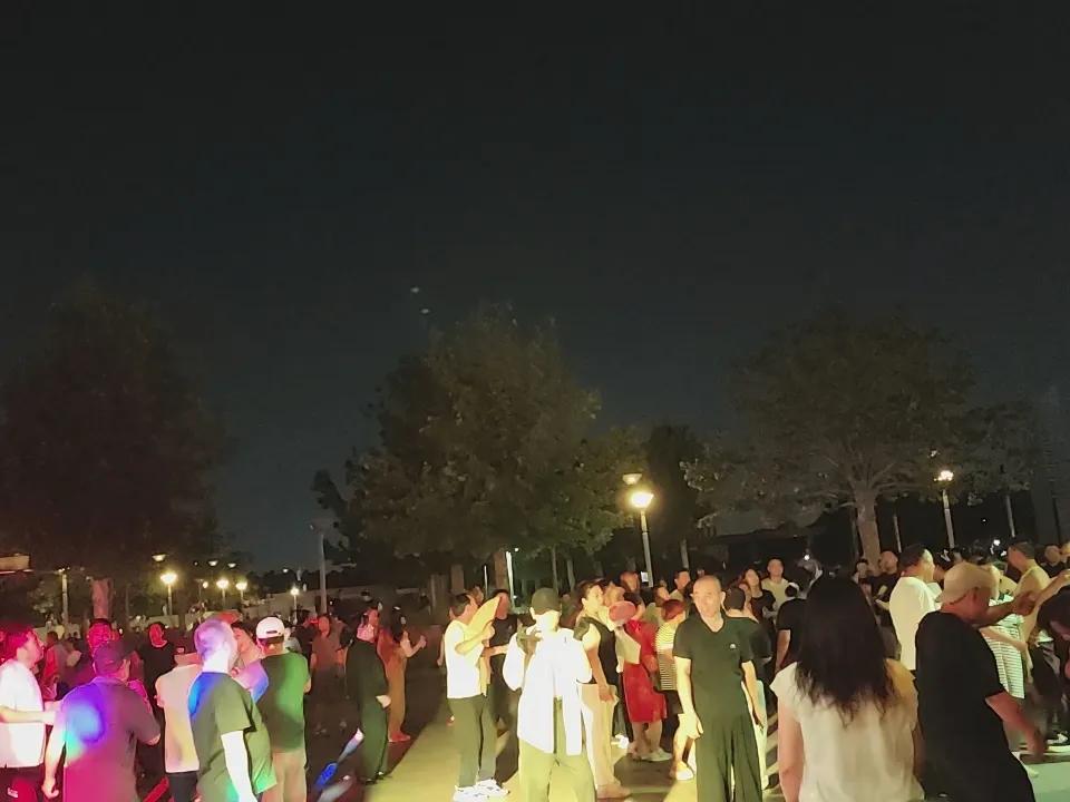 舞起来了，只图锻炼身体，只图放松快乐！
锻炼打卡照 舞蹈拍照日常 公园锻炼自拍 