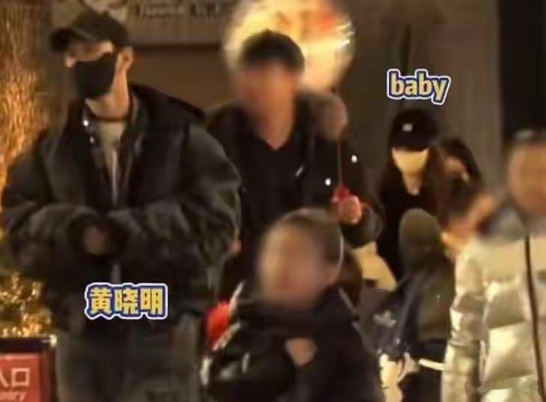 黄晓明Angelababy带小海绵游迪士尼离婚四年黄晓明Angelababy合体