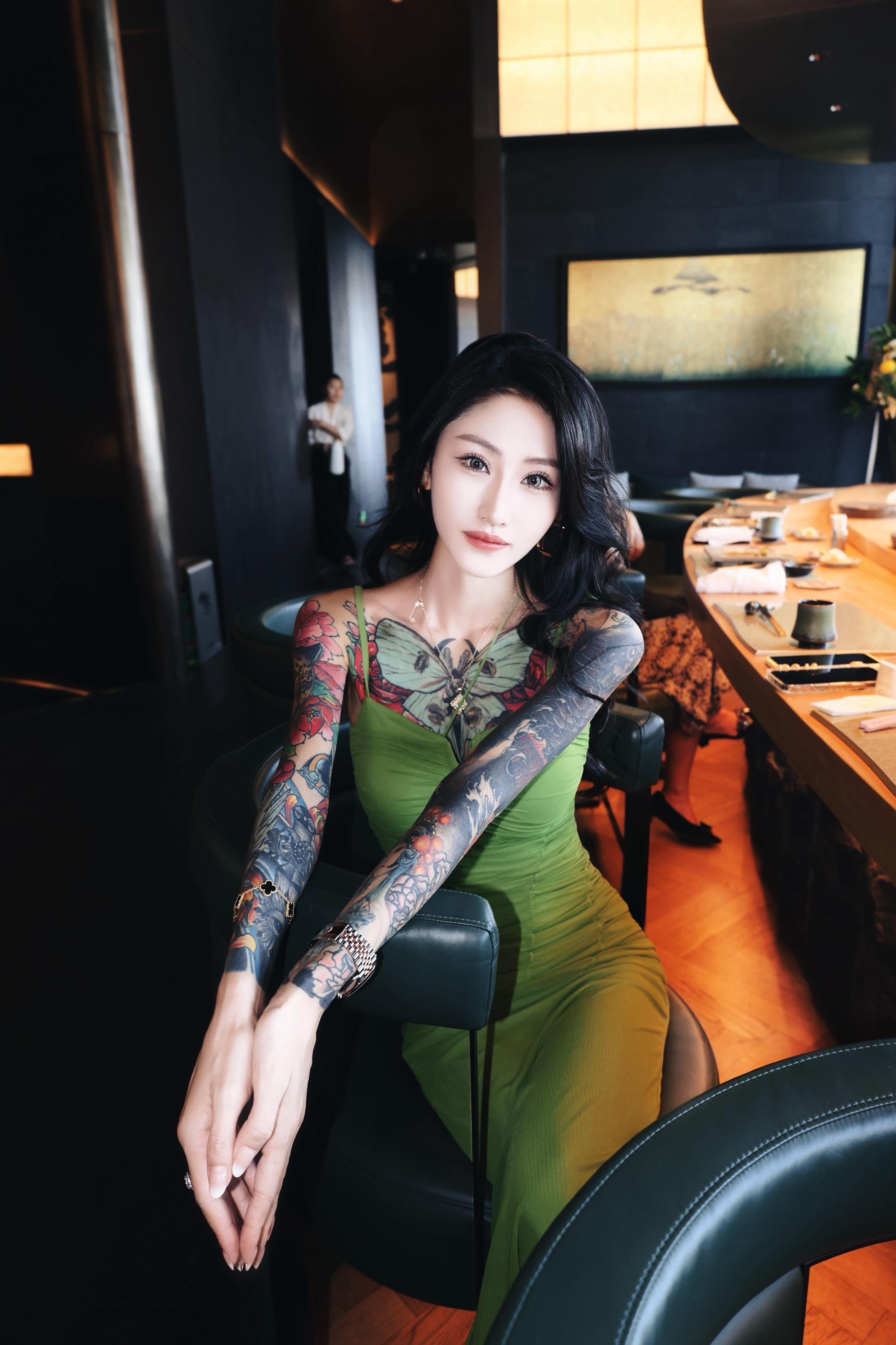 把手伸出来 我弹点烟灰。