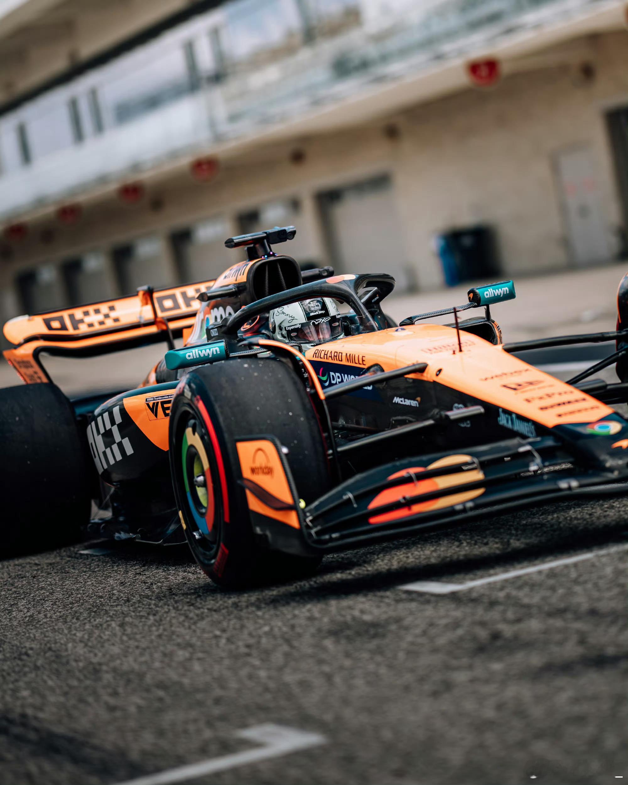 F1引擎轰鸣，轮胎摩擦，《F1：狂飙飞车》带你感受最纯粹的速度与激情！ F1：狂