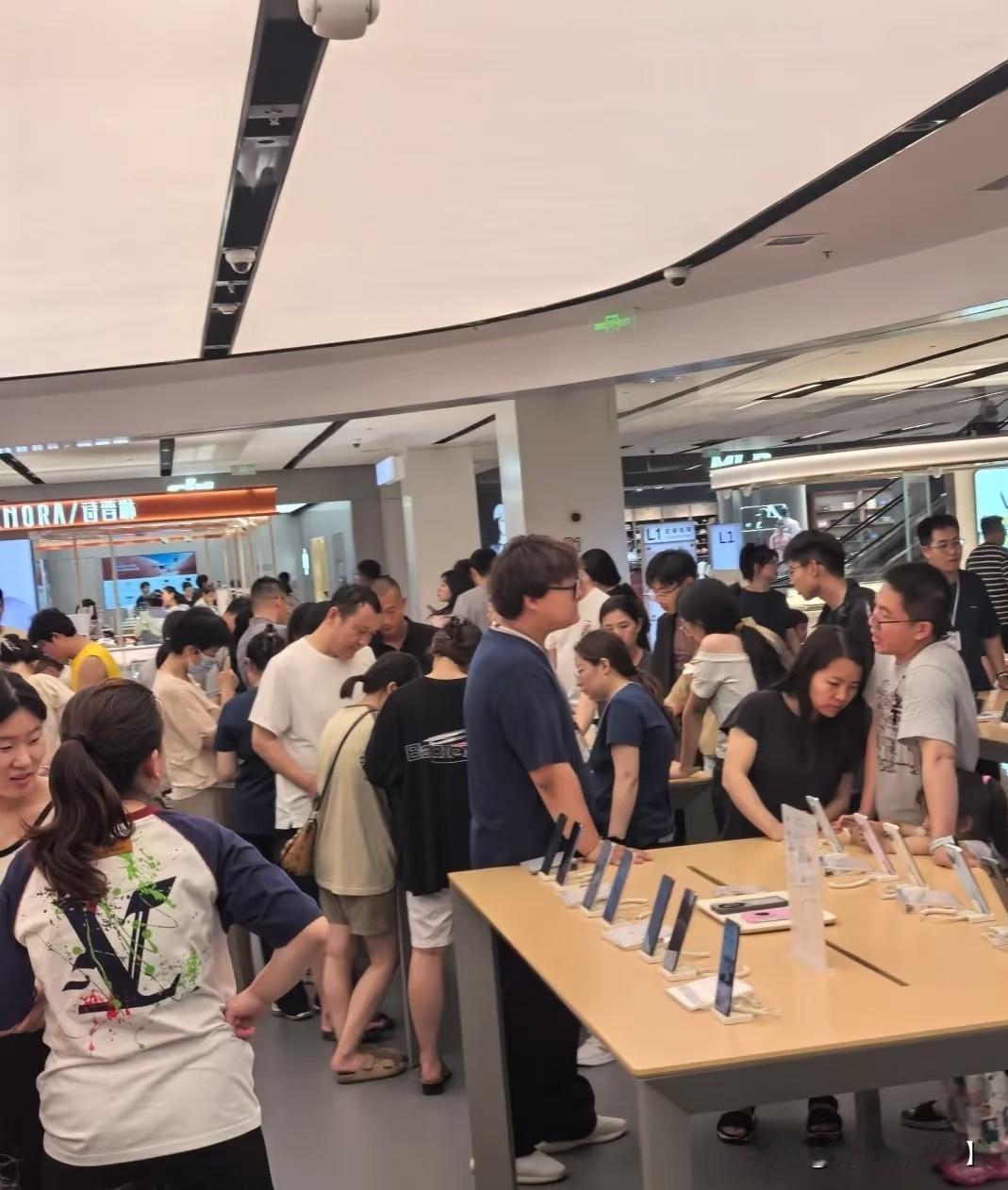 华为门店前排起的长龙，是产品硬实力、品牌情感认同和市场营销策略共同作用的结果。
