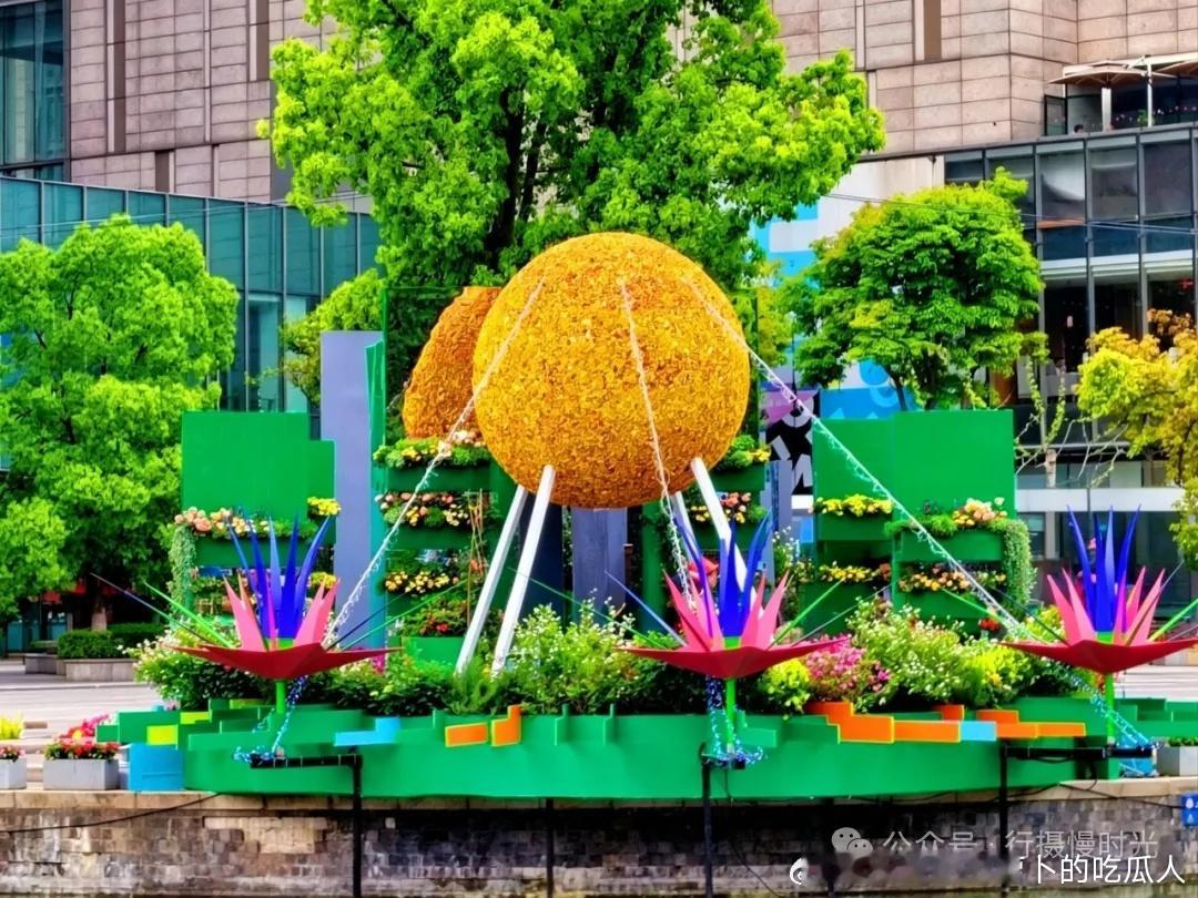 坐12号线到新天地花展，也很好看，同条线上天潼路苏河湾万象天地还有那只5米高的西