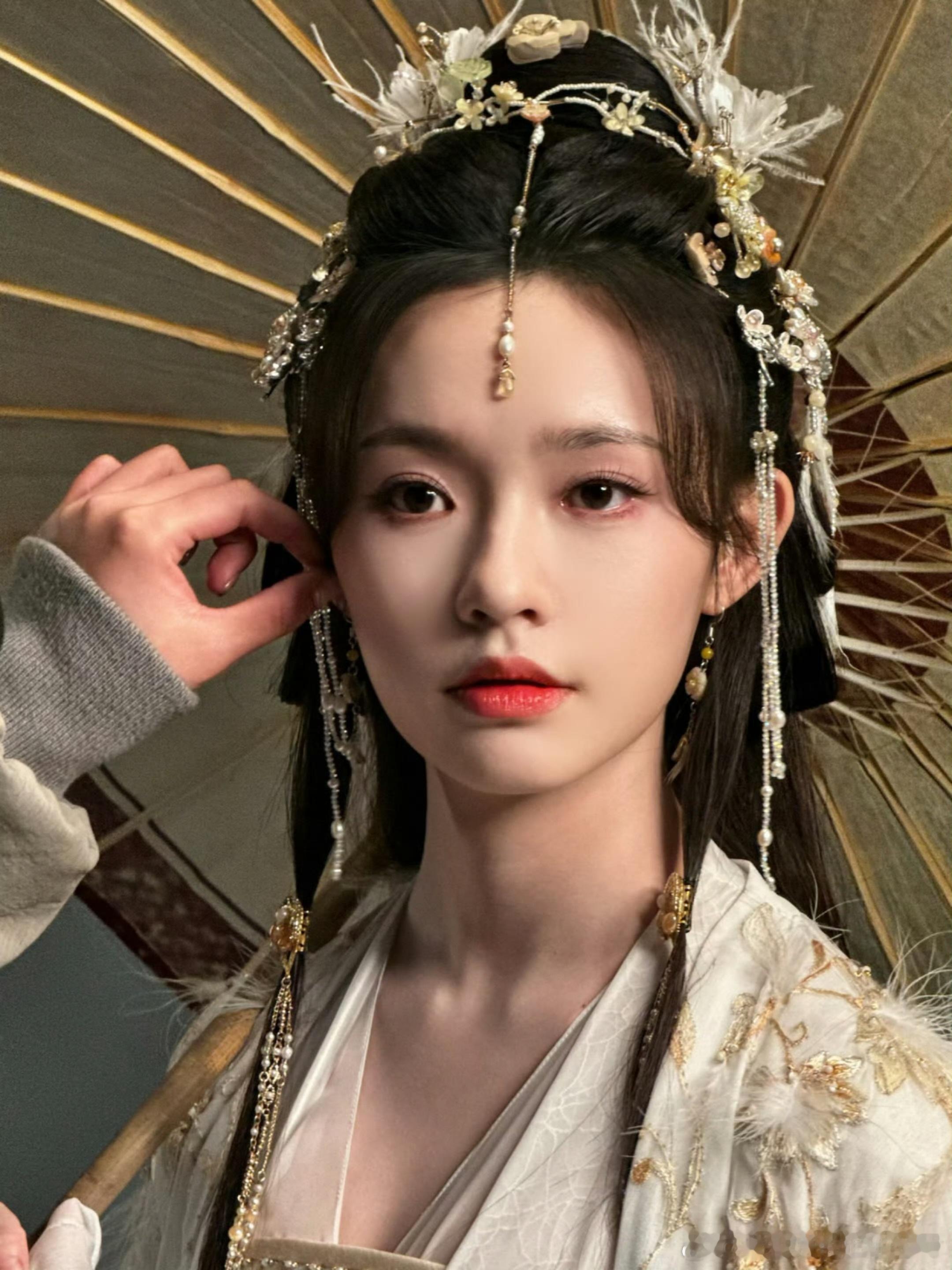 衣袂飘动和眼神里的情绪都好有戏，把阿谁“外柔内刚”的气质演活了～林允持伞神图 ​