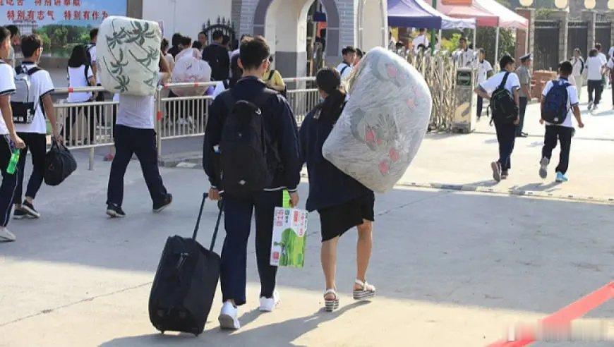 花惯了4千 又给降了.儿子肯定是不满意呀......每月从4000元降至2000