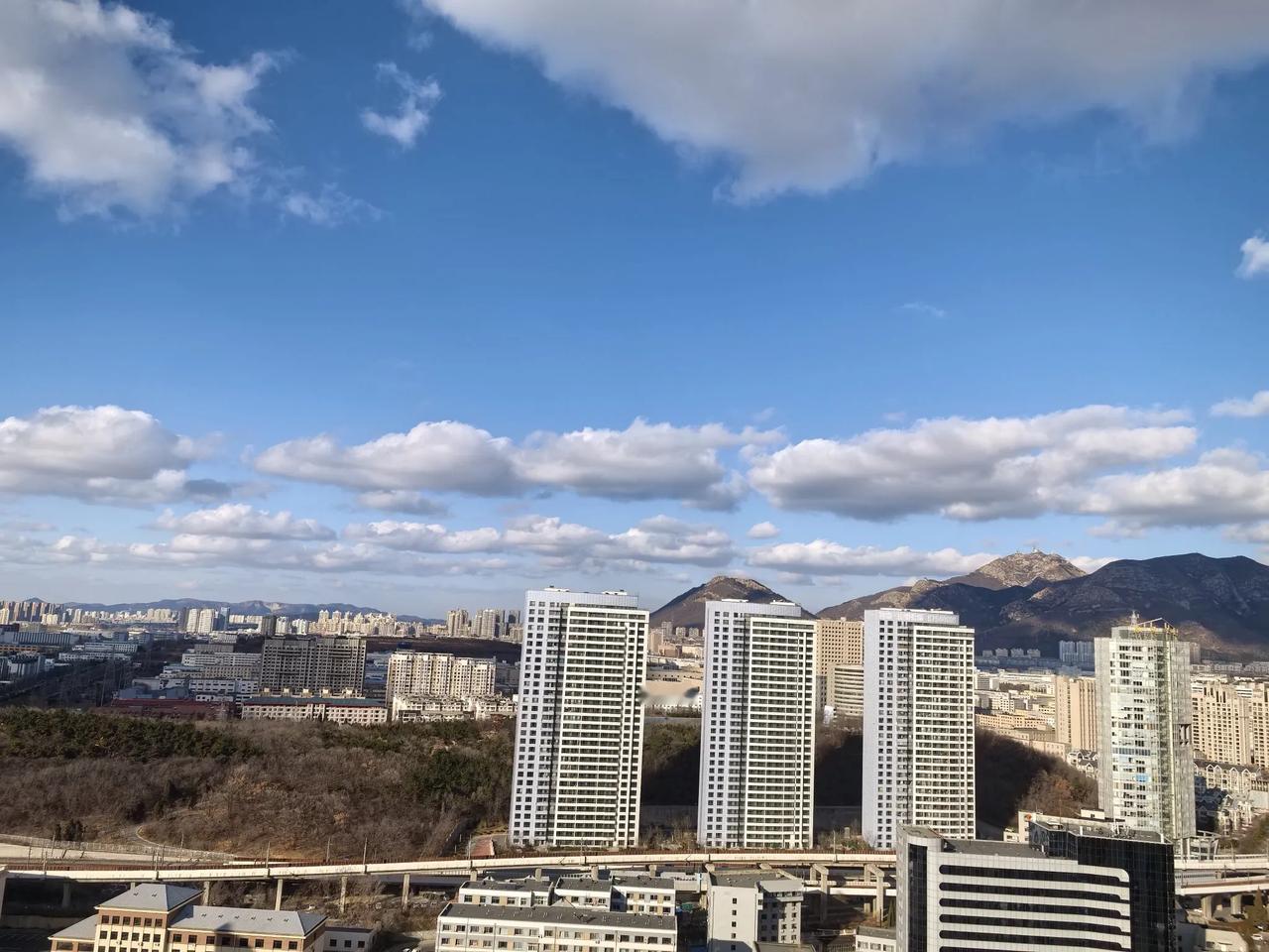 圣诞节快乐！又是一年，完美的一年。看看天边的云，宛若我用墨泼出来的的一般，仿佛是