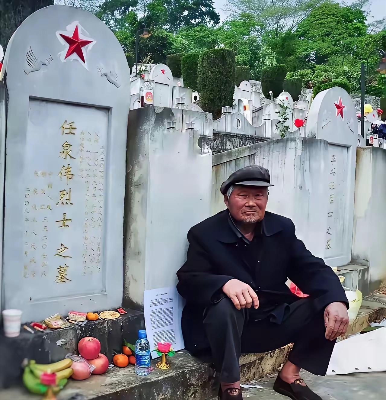 没想到88岁靠捡废品过活的老人，整整攒了34年的钱，才第一次走到牺牲儿子的墓前！