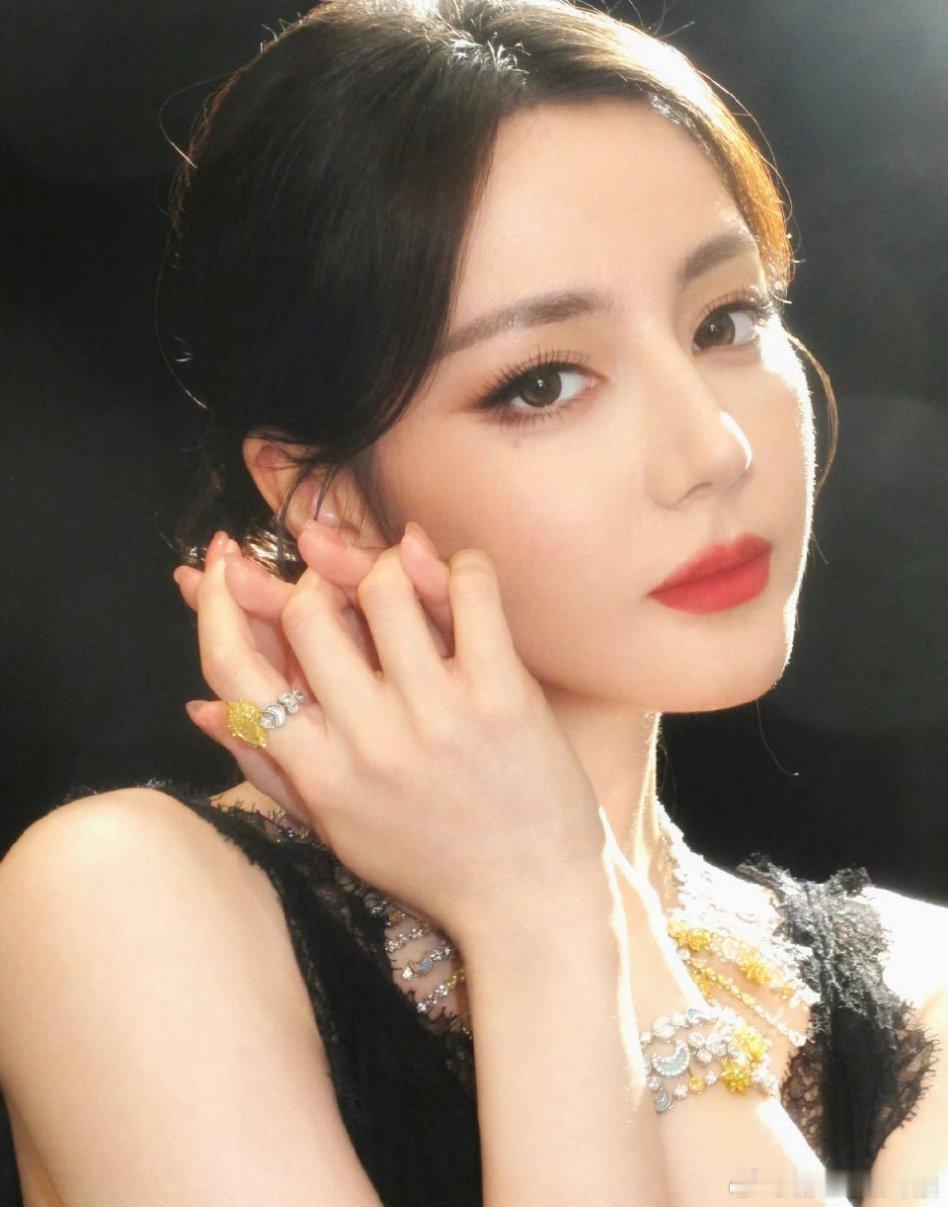 杨紫官方后援会回应了：关注个🥚 你也配？ 回应之前网传的关注迪丽热巴超话，这是