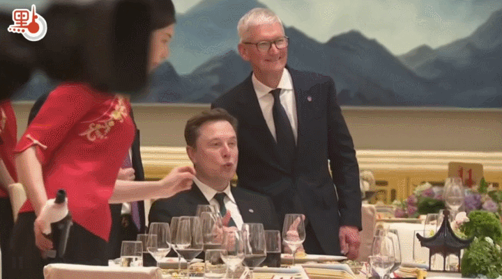 看了一下名单，今天晚上出席宴会的有，国航、工行、中行、中粮等行业主导者。以及字节
