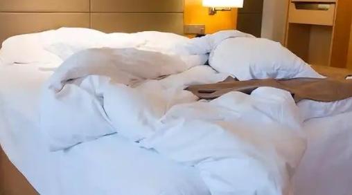 山西大同，女子和情人去酒店开房，第二天，酒店给女子打回访电话，让女子给好评。谁知