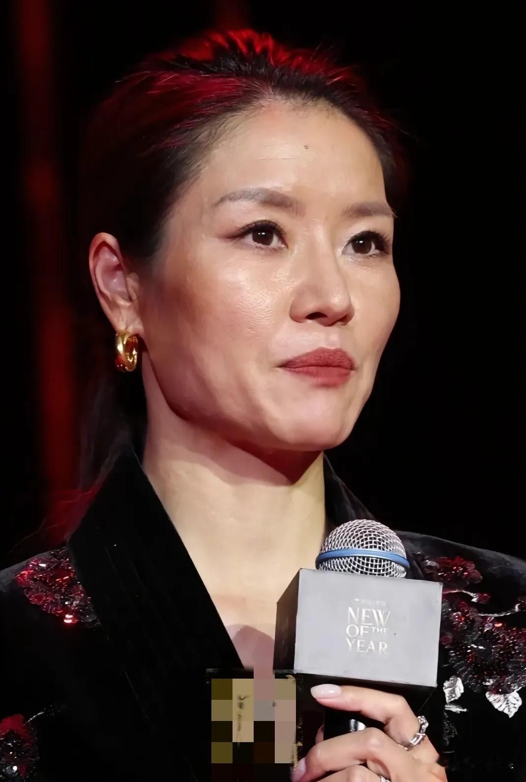 李娜和姜山结婚20年，
没喊过公婆一声爸妈，
十几年没进过厨房，孩子全靠老公接送