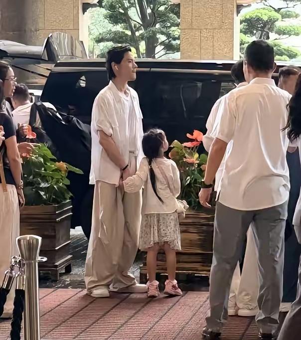 向佐还真是个温柔的好爸爸啦 ！向佐带着女儿出去游玩，你看全程牵着小棉袄的手，真的