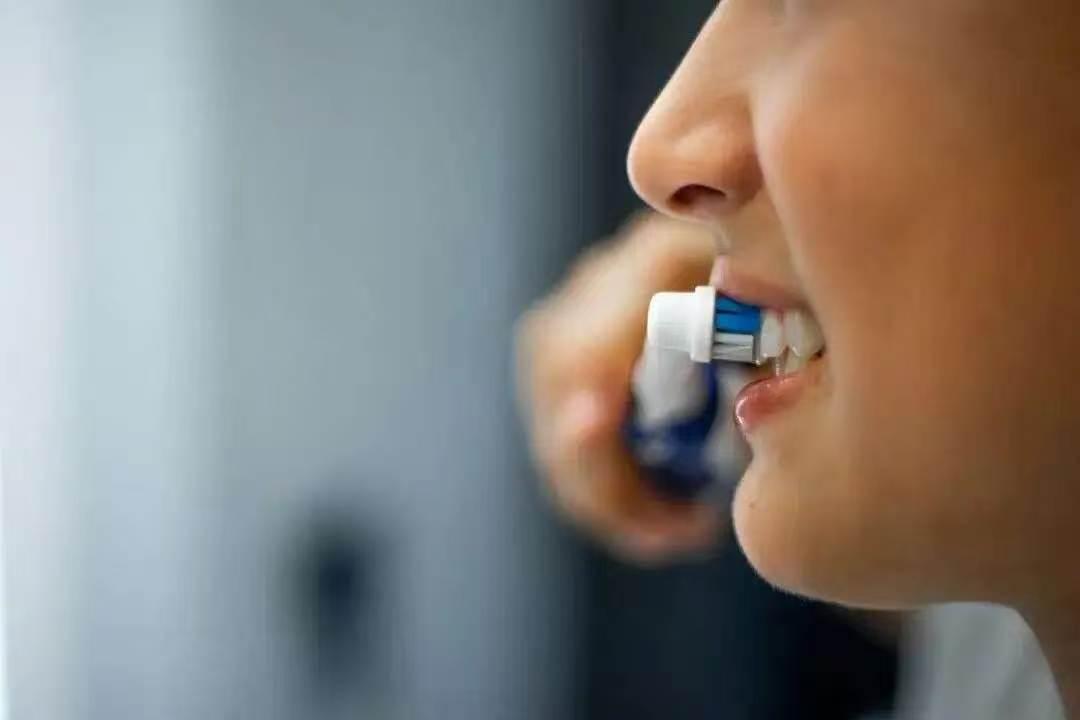 部门领导说话时经常喷溅口水，他自己却毫不在意，每次他跟我讲话我都下意识的避开点，