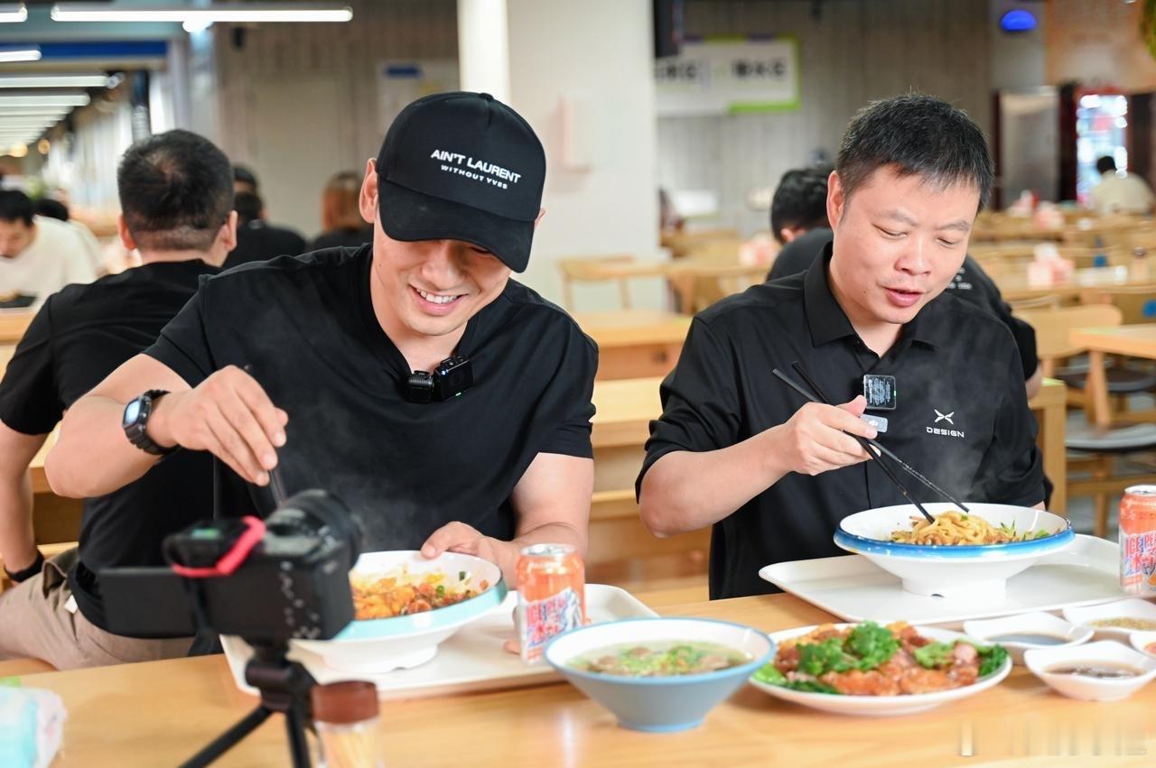 何小鹏开G7带乌啦啦吃妈妈的菜家人们谁懂啊？行走的“美食探测器”乌啦啦，这次居然
