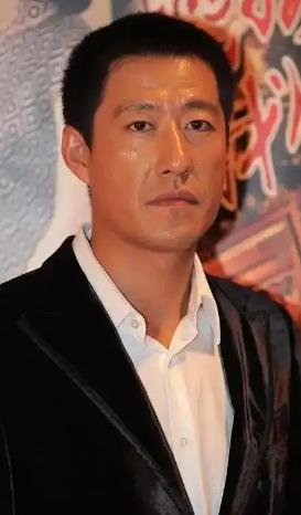 2010年的一天，于震抄起手边的凳子就砸到了怀孕妻子方柏霓的身上，哪怕躲避及时，