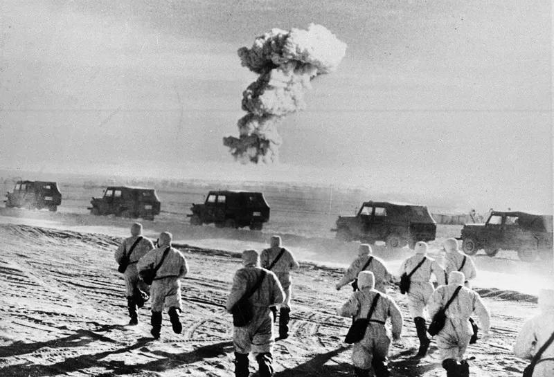 1969年。有人问毛泽东：“那我们的核弹投向哪里?”毛主席大手一挥说：“全部扔到