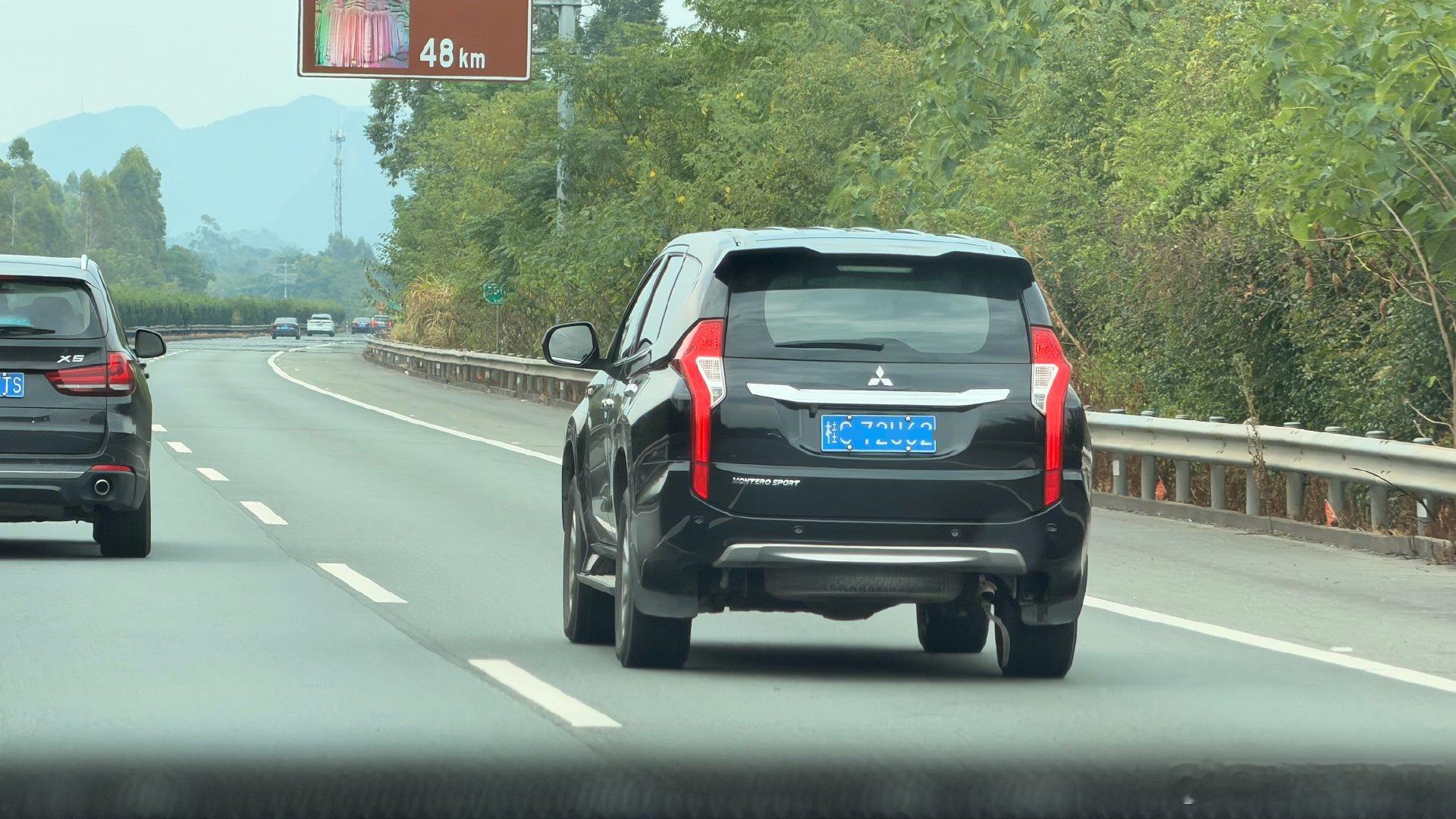 一眼看过去，以为回到东南亚…国内开这代三菱Pajero Sport的少之又少东南