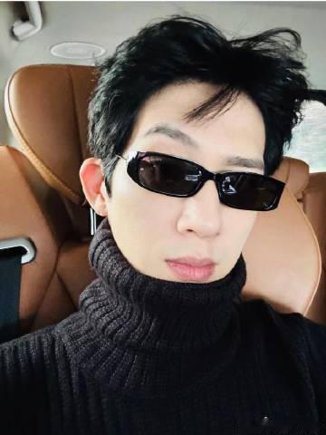 谁懂井柏然这组ins自拍！高领毛衣配上墨镜，低调又有质感，随性营业，这种成熟慵懒