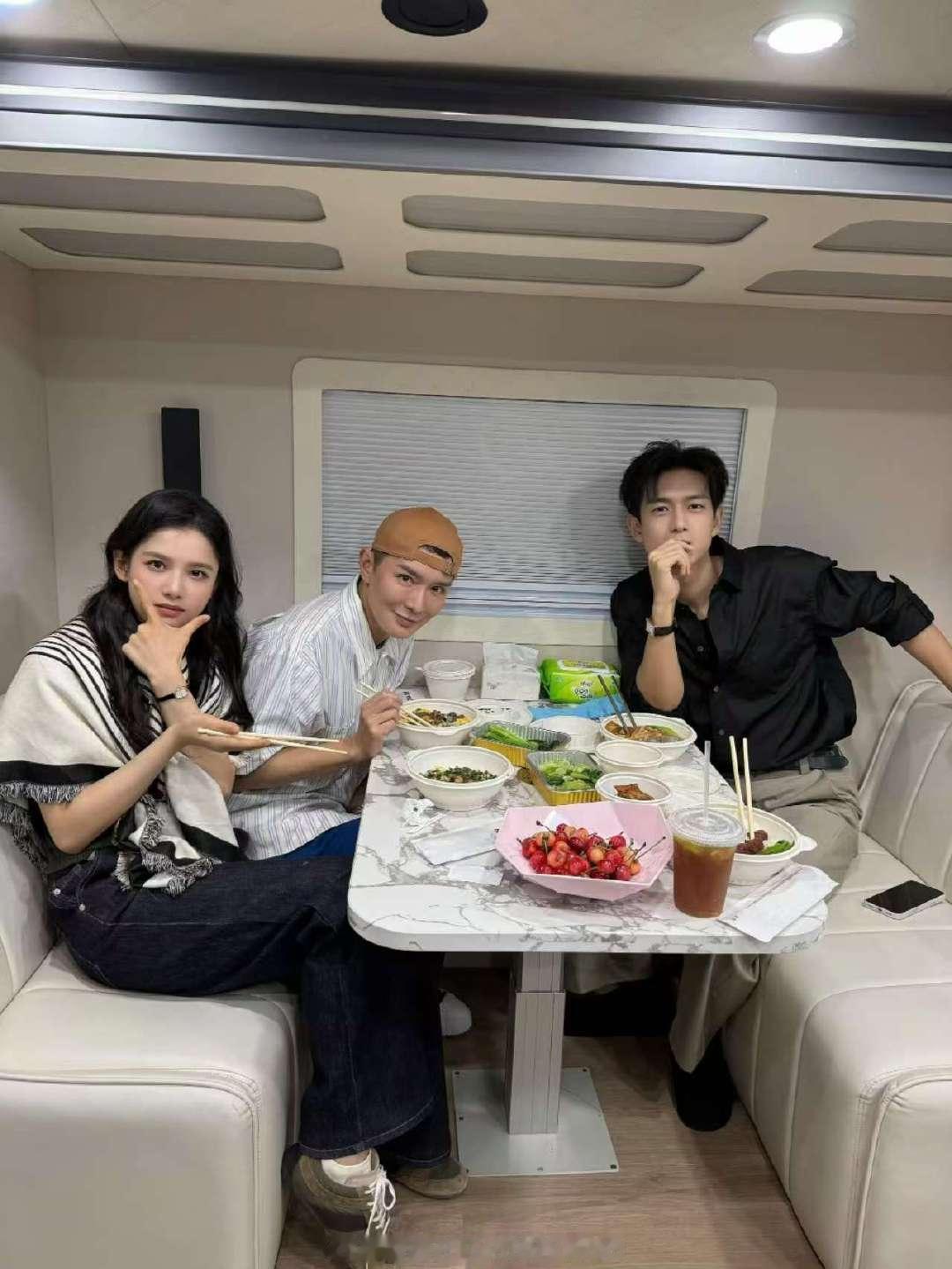 刘冲探班李现张婧仪一起吃饭合影 刘冲真去探班李现张婧仪《雾里青》剧组了 