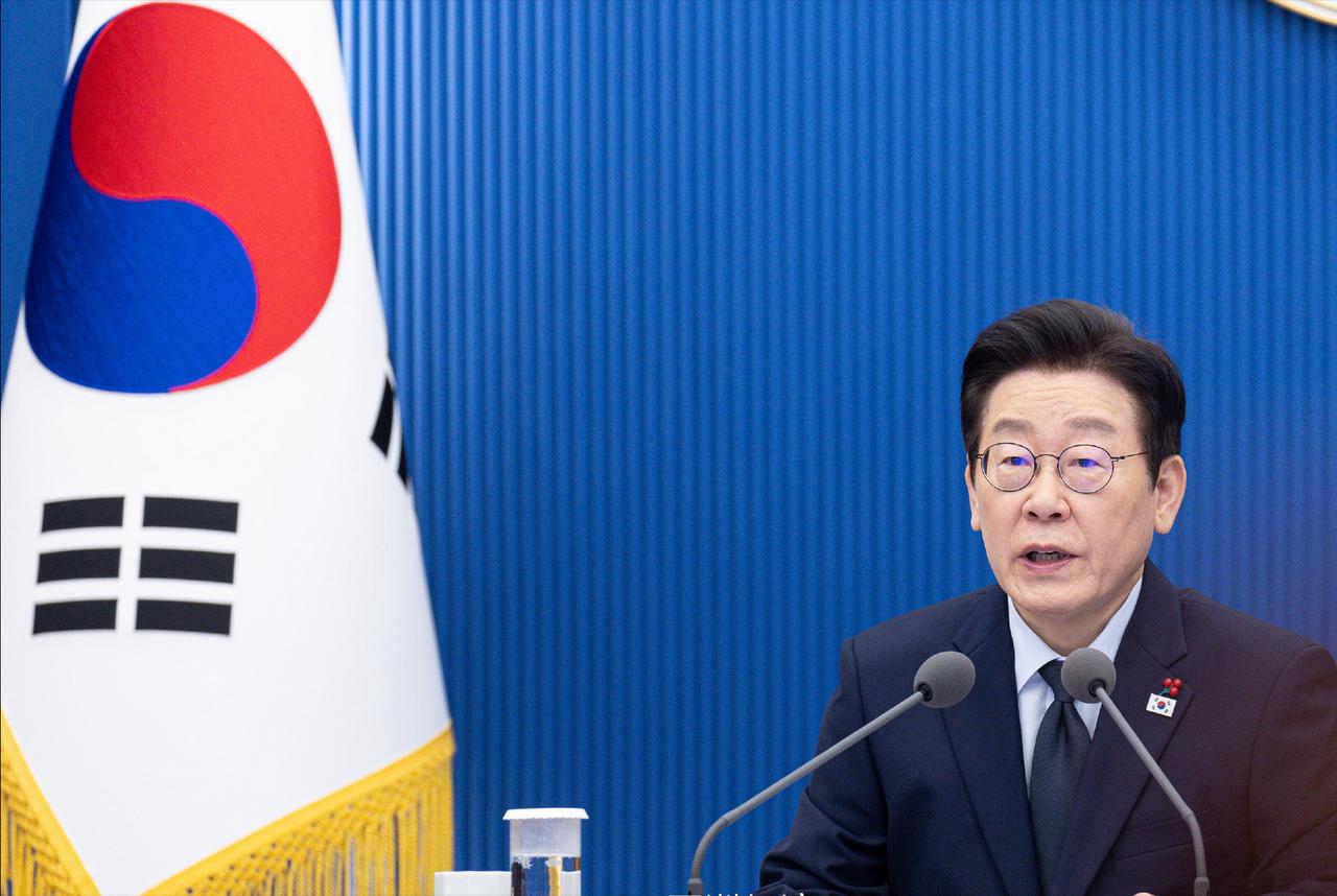 1月8日，韩国总统李在明在青瓦台主持召开首席幕僚会议，介绍此次访华成果。

韩媒