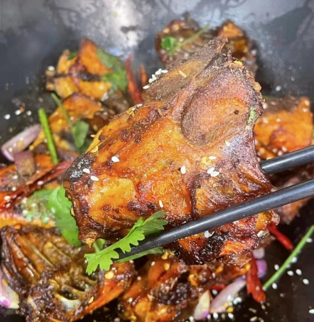 一直不理解鸡架这种食物一直不理解鸡架这种食物，肉少骨头还多，看着根本不够解馋。可