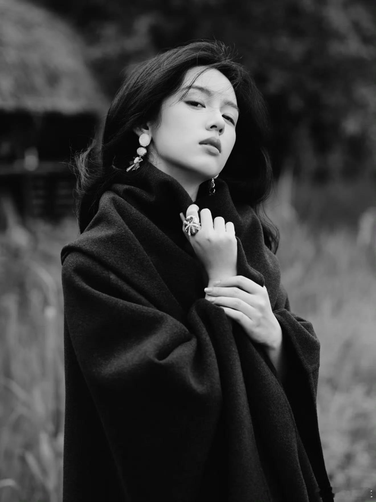 周也这个看垃圾的眼神建议全国推广这个眼神，专治各种普信下头油腻男，效果拔群。 