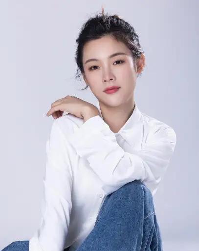 看到陈丽君拒绝“婚后必须放弃舞台”的相亲条件，很多人说她“人间清醒”。
但这份