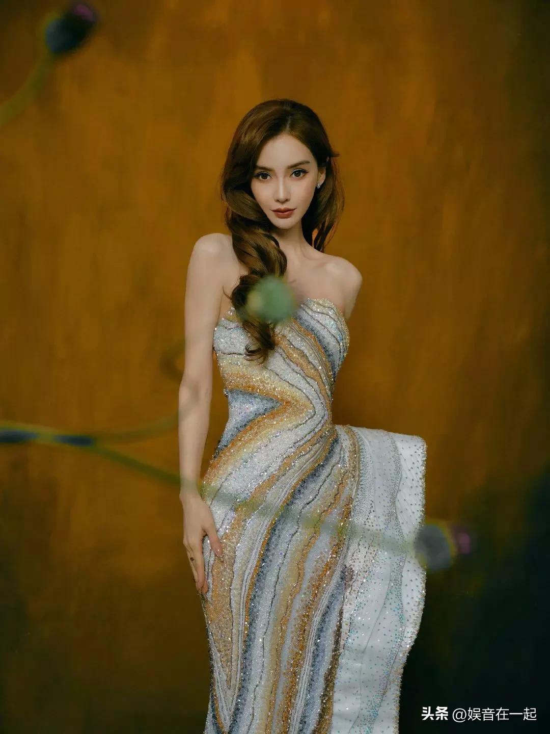 Angelababy又美出新高度啦！26日她的最新写真大片曝光，身着星河鎏金裙，